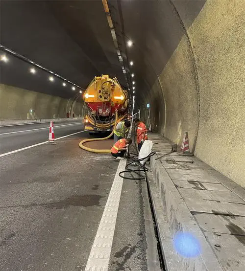 柳州隧道排水渠清淤